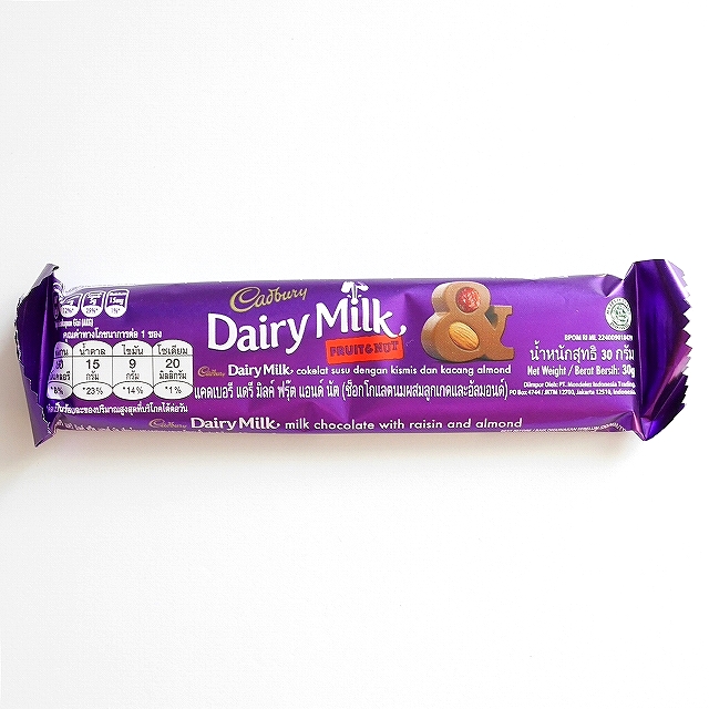 キャドバリーデイリーミルクチョコレート　フルーツ＆ナッツ　Cadbury Dairy Milk FRUIT&NUT30g