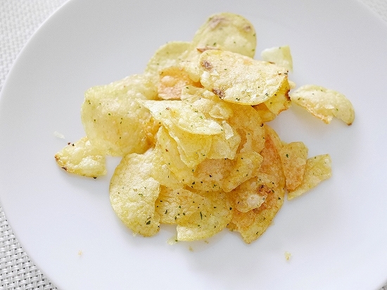 レイズ　Lay's　ポテトチップス　スメタナ味　サワークリームとグリーン味　Сметана и зелень　（小）の口コミ