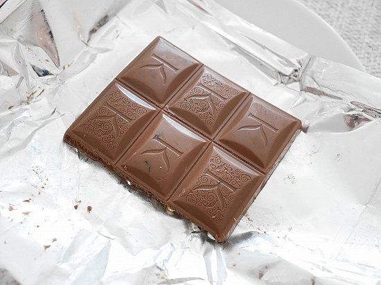 Aコルクノフ　板チョコ　レーズンと砕いたヘーゼルナッツ入りミルクチョコレート　А.КОРКУНОВ　A.KOPKYHOBの口コミ