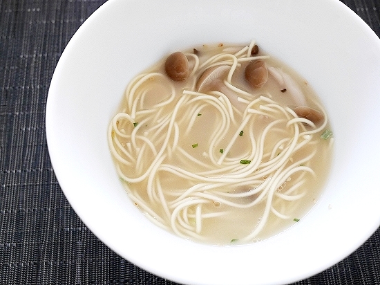 NISSIN　出前一丁　棒丁麺　黒蒜油猪骨湯　日清食品インスタントラーメン　黒にんにく油とんこつラーメンの口コミ