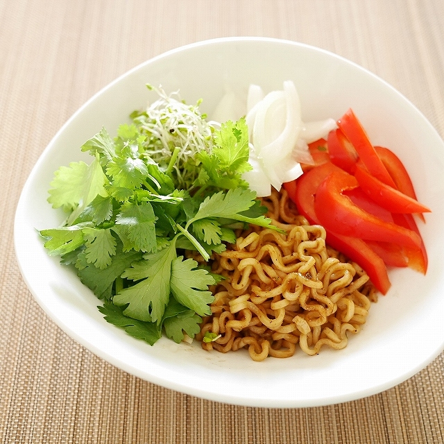 味の素　インスタント麺　ブラックペッパークラブ焼きそば　カニ黒胡椒　YUM YUM BLACK PEPPER CRABの口コミ