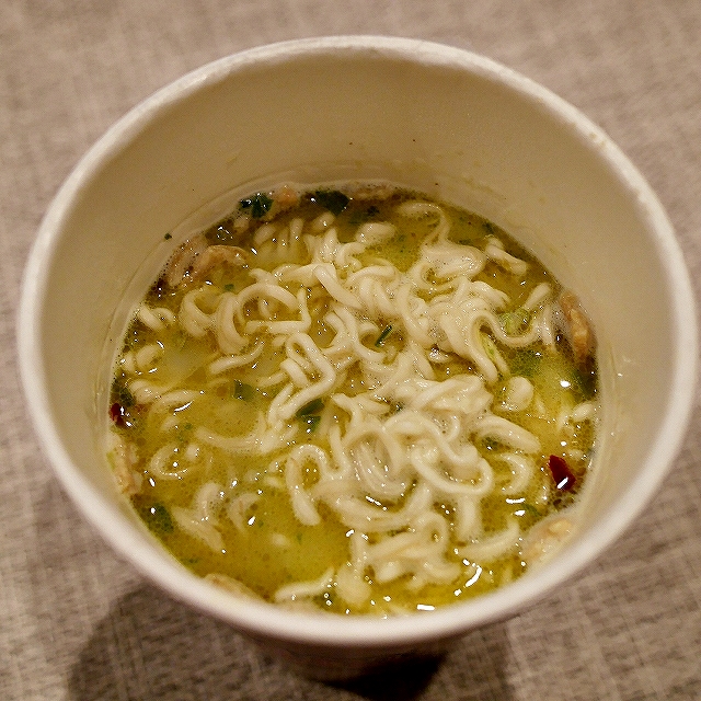 MAMA INSTANT CHICKEN GREEN CURRY　ママー　インスタントカップ麺　チキングリーンカレー味の口コミ