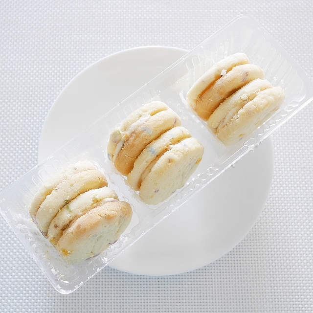 トレーダージョーズ　サンドイッチクッキー　These Sprinkles Walk into a Sandwichの口コミ