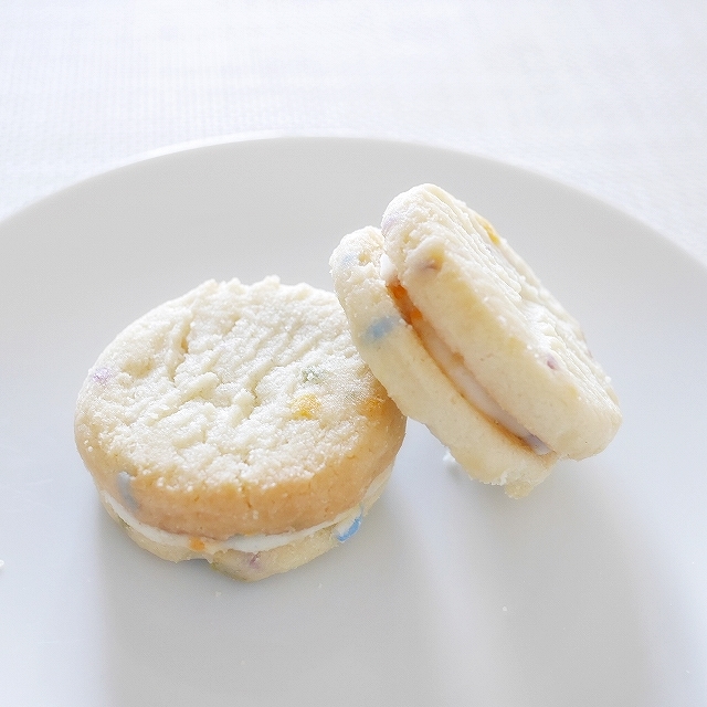 トレーダージョーズ　サンドイッチクッキー　These Sprinkles Walk into a Sandwichの口コミ