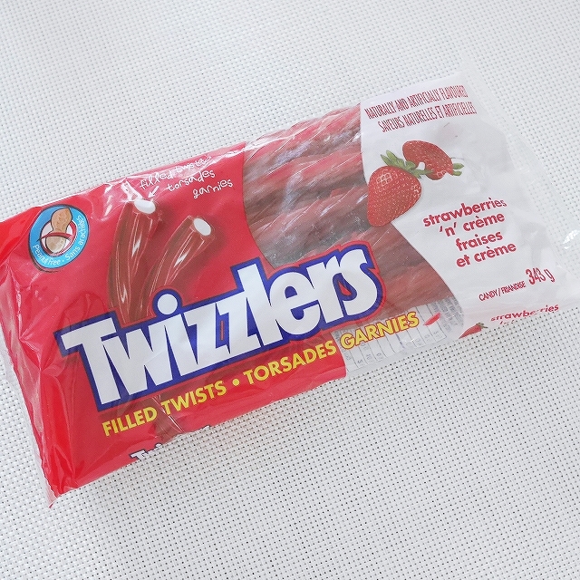 トゥイズラーフィルドツイストストロベリー味　グミキャンディー　Twizzlers Filled Twistsの口コミ