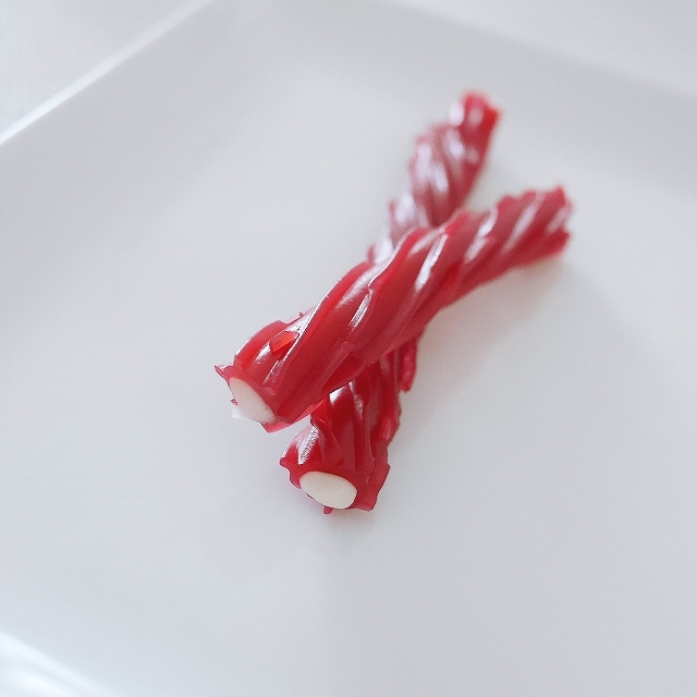トゥイズラーフィルドツイストストロベリー味　グミキャンディー　Twizzlers Filled Twistsの口コミ