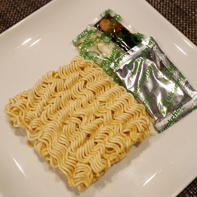 クイックチョー　パンシットカントン　トヨマンシー味　Quickchow Pancit Canton toyomansiの口コミ