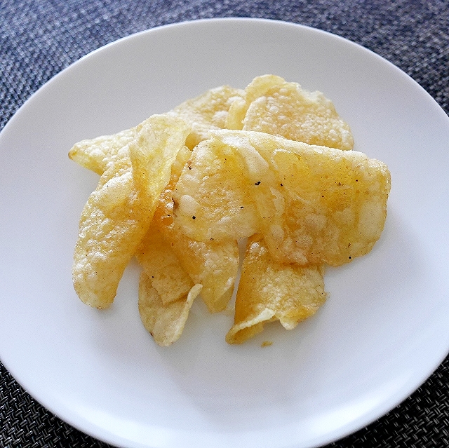 ポテトチップスプレミアム　熟成チーズと黒トリュフ味　Frit Ravich Queso Curado Trufaの口コミ