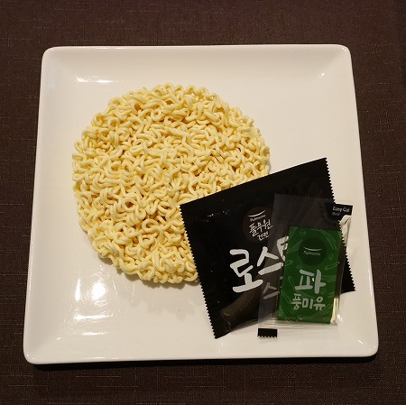 プルムウォン　ローストジャージャー麺　ネギ油　４袋入り　ジャンジャン麺　インスタント麺の口コミ